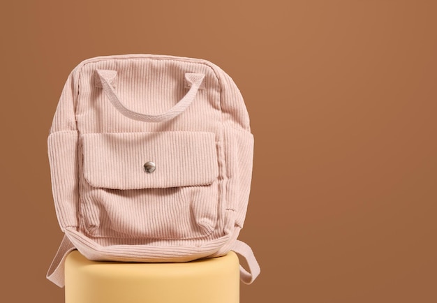 Una mochila para estudiar o almacenar cosas Copiar espacio para el texto