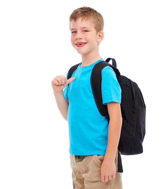 Mochila feliz y niño en un estudio con un atuendo casual fresco y natural para el regreso a la escuela Sonrisa de felicidad y retrato de un niño con una bolsa y ropa elegante aislada por fondo blanco