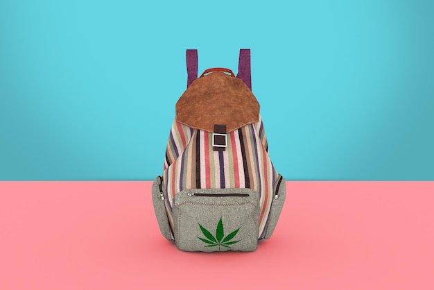 Una mochila con una hoja de marihuana encima