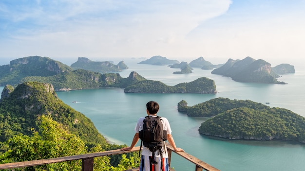 Foto mochila homem asiático na montanha ver panorama da bela paisagem da natureza da aventura do mar no lazer da viagem de férias para a ásia no fundo do parque nacional da ilha mu ko ang thong, tailândia