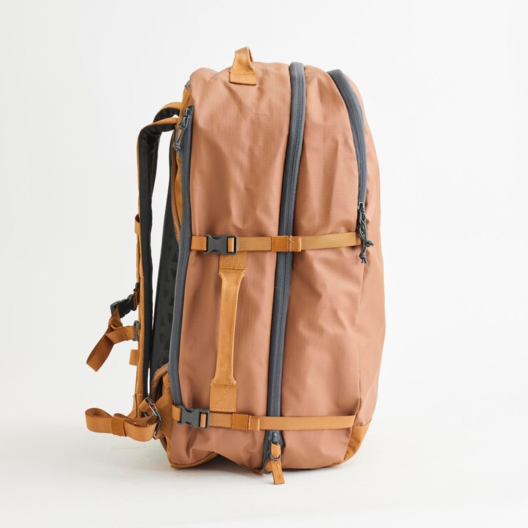 Foto una mochila marrón con una correa