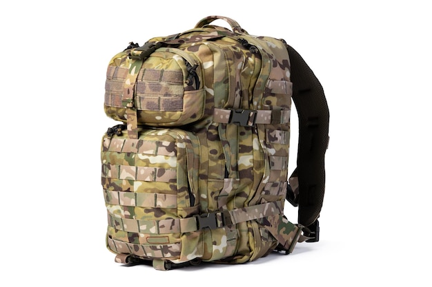 Mochila militar isolada em um fundo branco