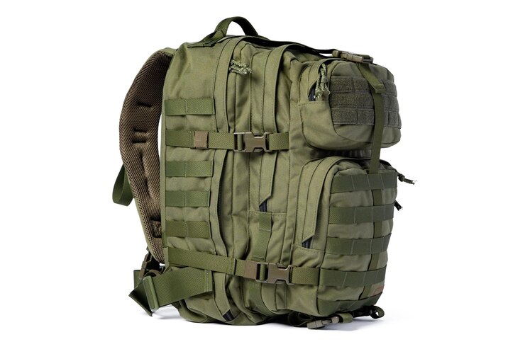 Foto mochila militar isolada em um fundo branco