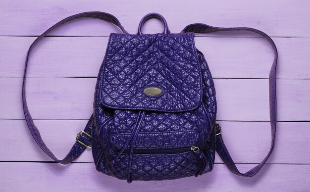 Mochila de moda de cuero en madera violeta