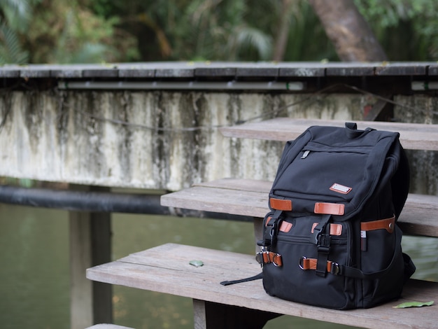 Foto mochila para viajante nas escadas de madeira