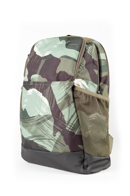 Mochila ripstop de camuflaje verde aislada sobre fondo blanco