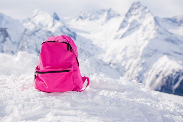 Mochila rosa en las montañas nevadas.