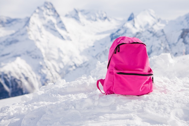 Mochila rosa en las montañas nevadas.