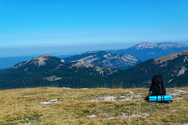 Mochila de un turista en la cima de una montaña