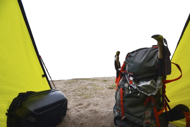 Mochila de turistas en la carpa.