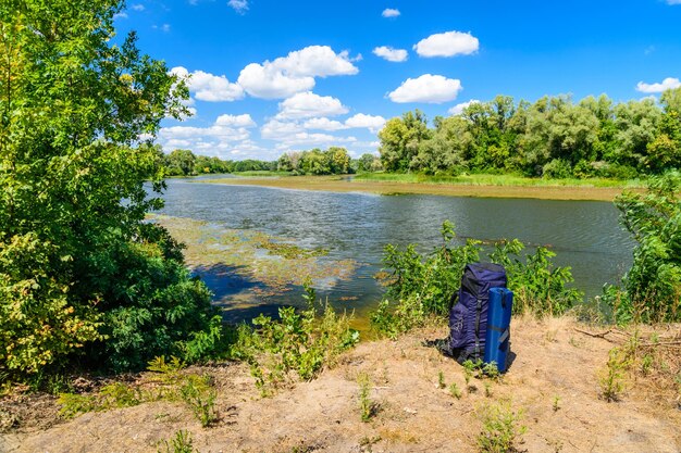 Mochila turística a orillas del río