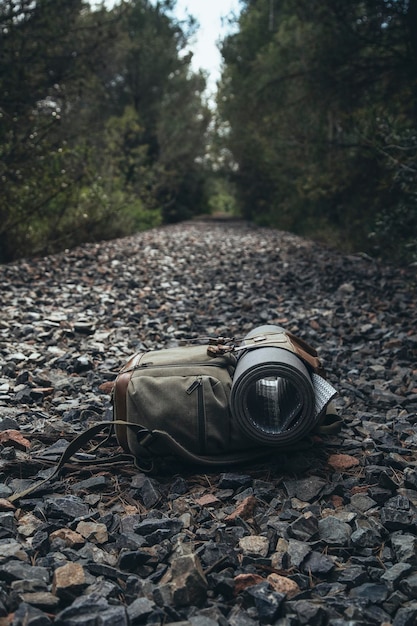 Mochila de viaje en algunas vías de tren antiguas y abandonadas