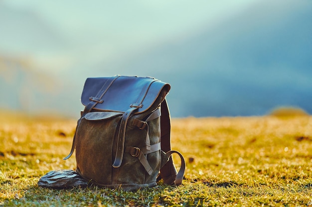 Mochila de viaje para un emocionante viaje y descubrimiento de la naturaleza. Copia espacio