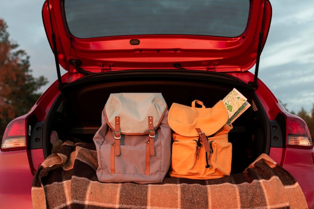 Foto mochilas en el maletero de un coche