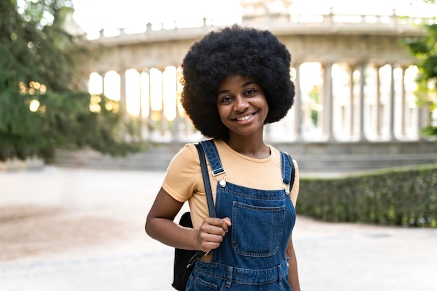 Mochileira afro-americana visita cidade europeia