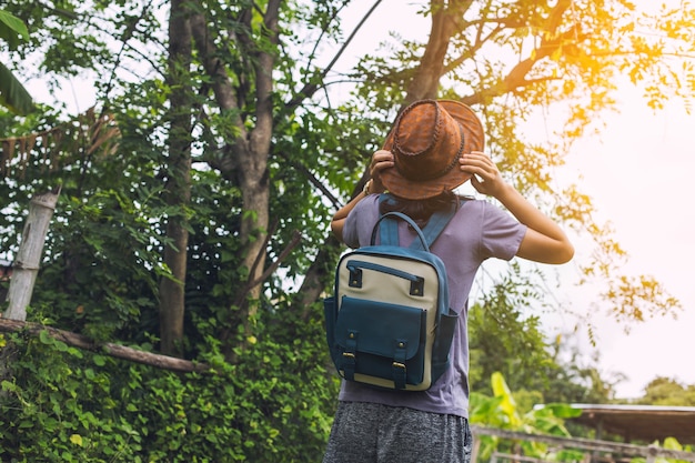 Foto mochileiro com uma mochila grande