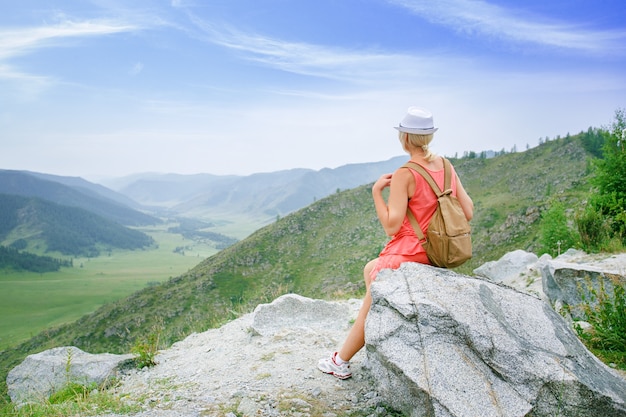 Mochileiro de mulher apreciar a vista para as montanhas. Aventura ao ar livre estilo de vida ativo. Conceito de viagens.