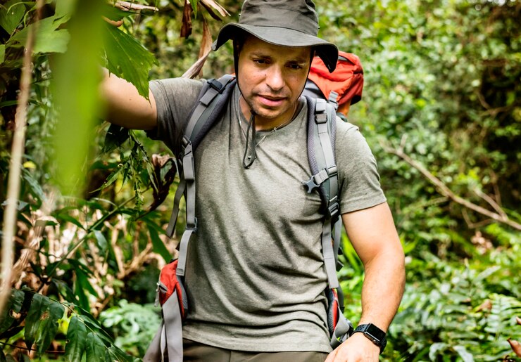 Foto mochileiro masculino, caminhadas na floresta