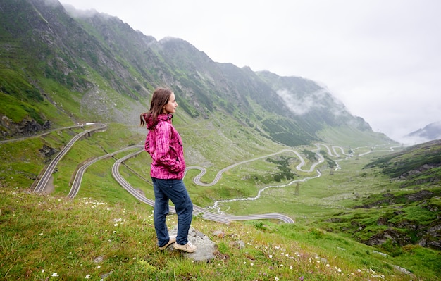 Mochilero en Rumania Transfagarasan carretera paisaje