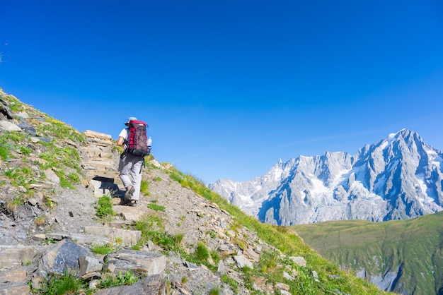 Mochilero senderismo en los Alpes