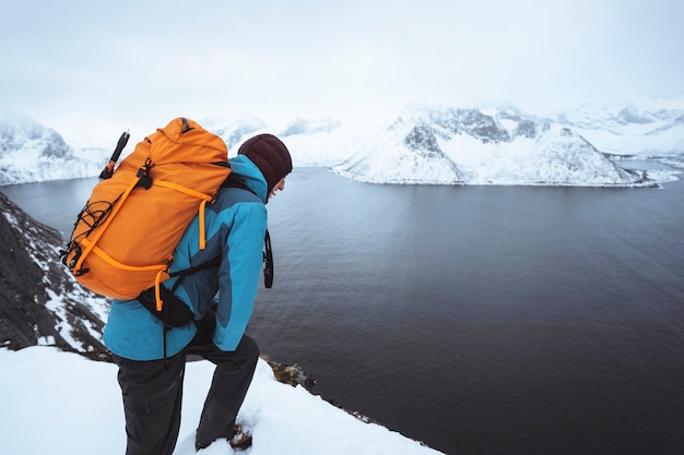 Mochilero senderismo montaña Segla en Noruega