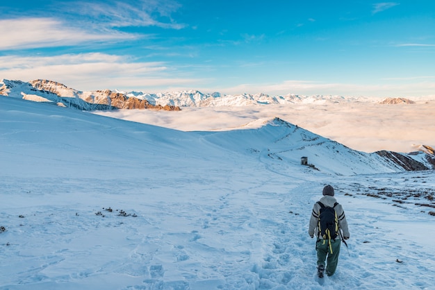 Mochilero senderismo en la nieve en los Alpes.