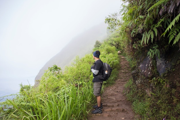 Un mochilero viaja solo, con mochila en las montañas