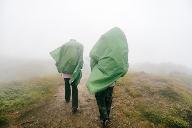 Mochileros caminando por las montañas brumosas