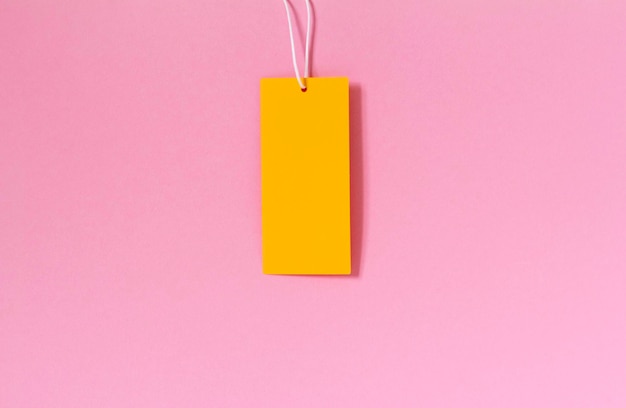 Mock-se etiqueta em branco de papelão com lugar para texto no fundo rosa Conceito de venda