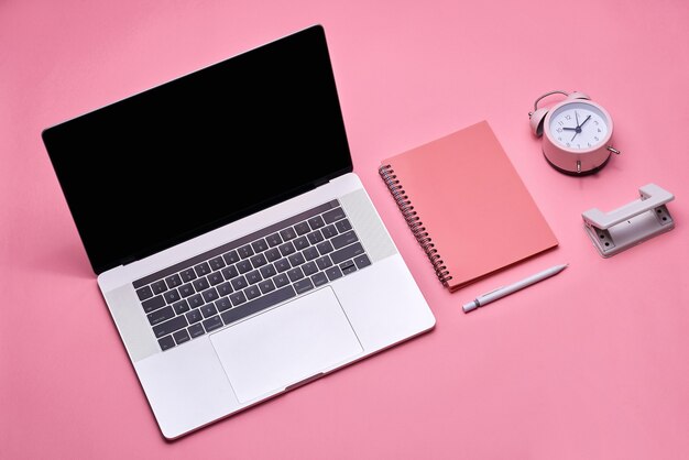 Mock-se laptop, notebook na mesa do jovem estudante. cores pastel ciano.