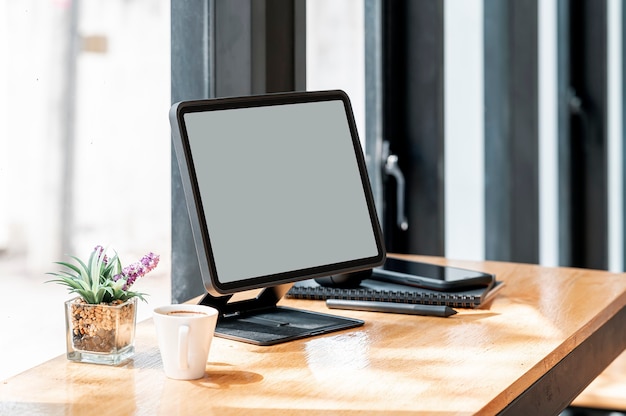 Mock-se tablet de tela em branco na mesa de madeira.