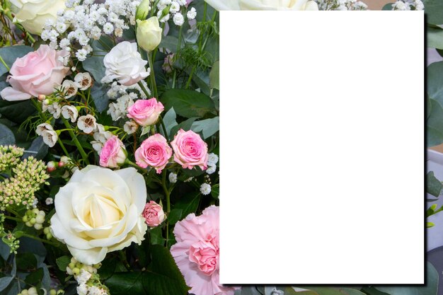 Mock-up boda pastel flores ramo novia rosas rosadas con papel blanco espacio vacío para matrimonio texto simulacro