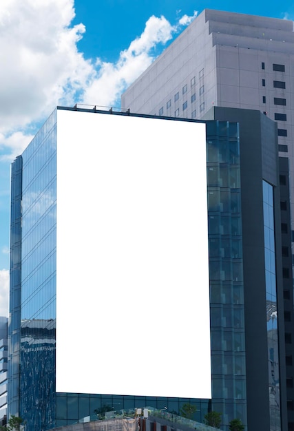 Mock up branco grande exibição LED cartaz vertical no edifício da torre clipping caminho para mockup