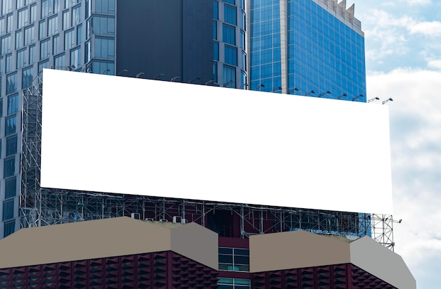 Foto mock up cartel horizontal blanco en el techo del edificio recorte de la ruta para la maqueta
