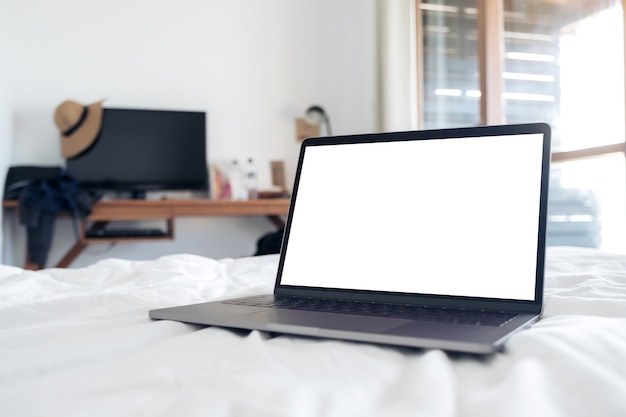 Mock-up Computer Laptop auf dem Bett im Schlafzimmer