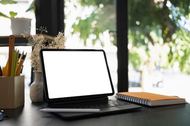Mock-up-Computer-Tablet, Buch und Bleistifthalter auf Holztisch.
