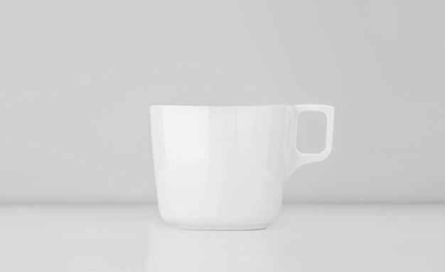 Mock-up de caneca sobre parede cinza