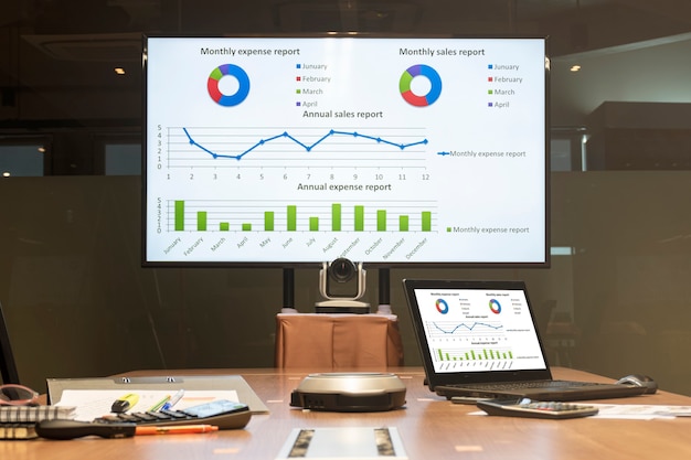 Mock-up-Diagrammpräsentation auf Display-Fernseher und Laptop im Besprechungsraum