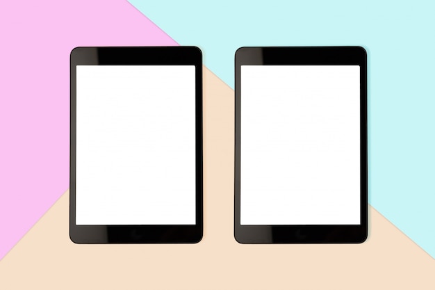 Mock up Dois tablet digital com tela em branco sobre fundo de cor pastel, foto plana leigos
