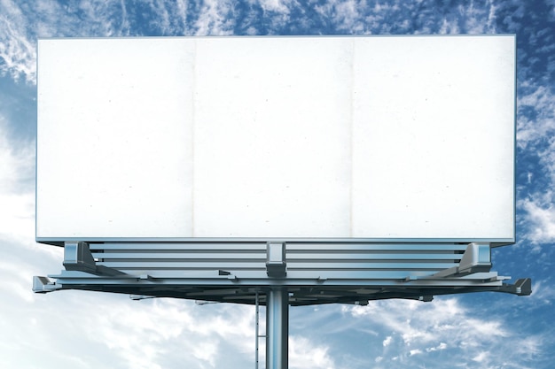 Mock-up einer leeren weißen Plakatwand auf einem Hintergrund des blauen Himmels