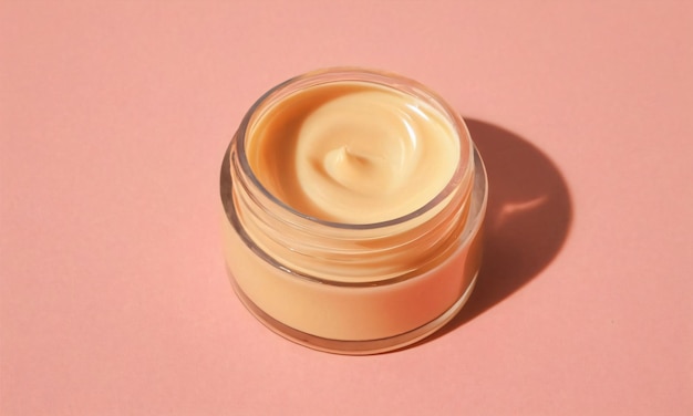 Mock-up eines leeren Glasgefäßes mit geöffneter Kappe und Hautpflege-Creme-Lotion oder Make-up auf rosa Hintergrund