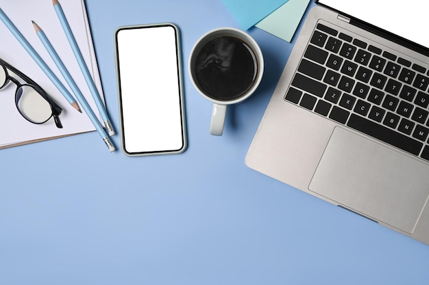 Mock-up-Handy-Laptop-Computer und Kaffeetasse auf blauem Hintergrund