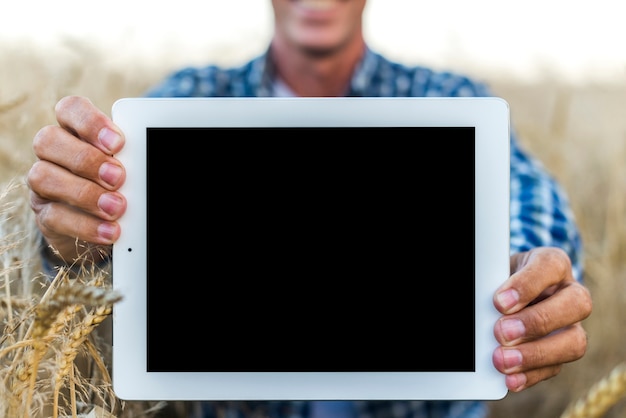 Mock-up homem segurando um tablet