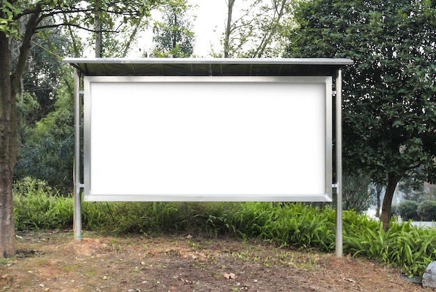 Mock up im Park für die Präsentation Ihrer Werbung