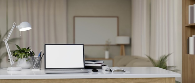 Mock up laptop na mesa de estudo com livros e espaço para cópia de papelaria fundo da sala de estar