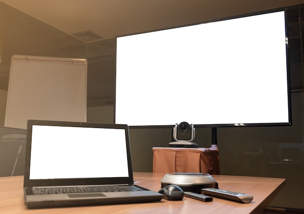 Mock-up-Laptop und Fernseher mit weißem Bildschirm im Besprechungsraum