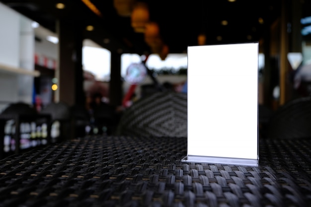 Foto mock up marco de menú de pie en la mesa de madera en el café del restaurante bar. espacio para el texto.