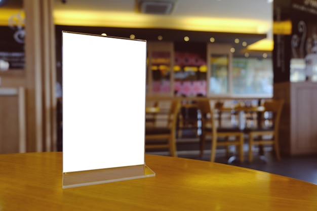 Foto mock up menu frame stehend auf holz tisch in bar restaurant café. platz für text.