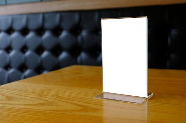 Foto mock up menu frame stehend auf holz tisch in bar restaurant café. platz für text.
