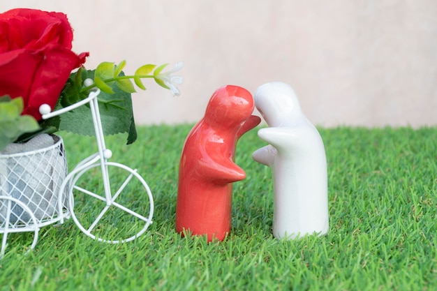 Mock-up-Paar umarmt auf Grasboden Valentinstag-Konzept